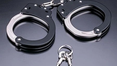 हथकड़ी और उसकी चाबी रखी हुई दिखाई दे रही है।