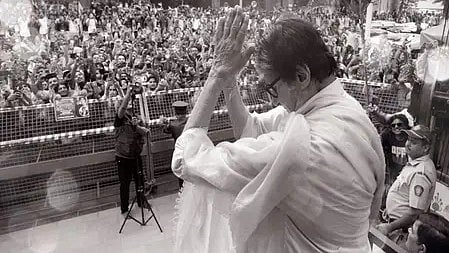 अमिताभ बच्चन फैंस को देखकर हाथ जोड़ते हुए, उनके सामने खड़े फैंस नजर आ रहे हैं।