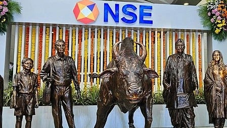 एनएसई कंपनी के बाहर एक बुल्स की मूर्ति दिखाई दे रही हैं।