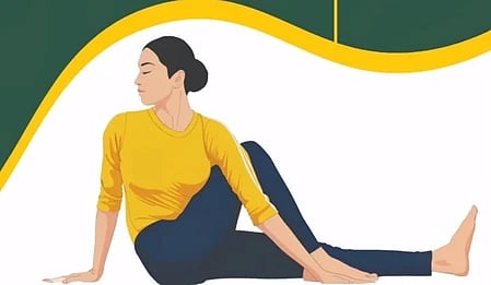 योग मुद्रा में बैठी एक महिला वक्रासन का अभ्यास करती हुई।