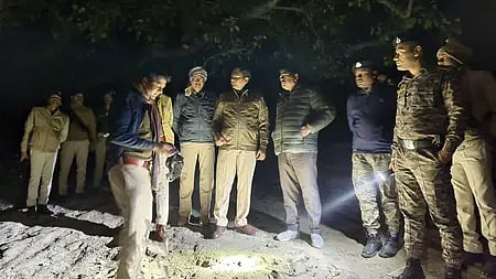 बिहार में पुलिस और उनकी टीम मुठभेड़ के बाद कार्रवाई करते हुए।