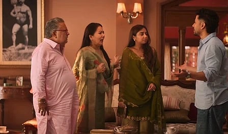 सिंगल पापा’ वेब सीरीज की कास्ट एक साथ पोज देते हुए नजर आ रही है।