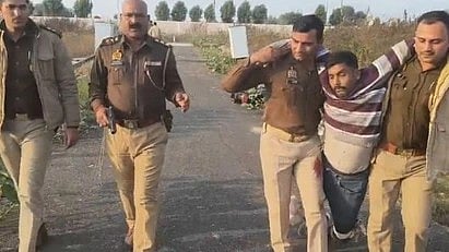 स तस्वीर में कुछ पुलिसकर्मी और एक अपराधी नजर आ रहे हैं।