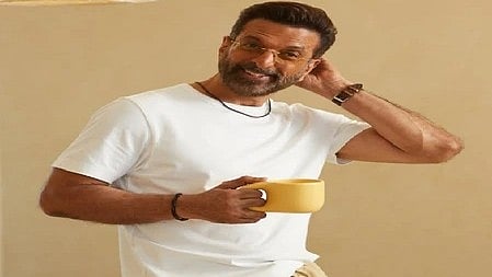 तस्वीर में जावेद जाफरी, बॉलीवुड अभिनेता और डांसर, कैमरे की ओर देखते हुए नजर आ रहे हैं।