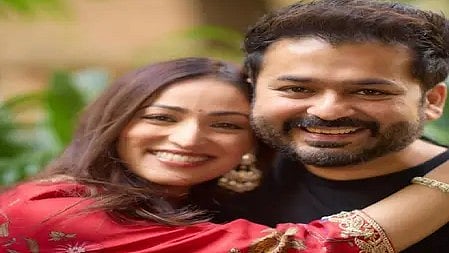 यामी गौतम और आदित्य फिल्म ‘धुरंधर’ के रिलीज इवेंट में नजर आते हुए।