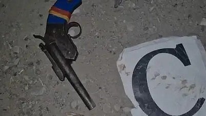 फिरोजाबाद मुठभेड़ में बंदूक और हथकड़ी के साथ आरोपी।