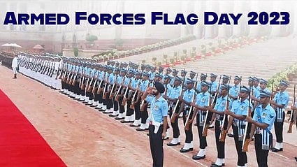 सशस्त्र बलों के जवान सलामी देते हुए, देशभक्ति और त्याग का प्रतीक।