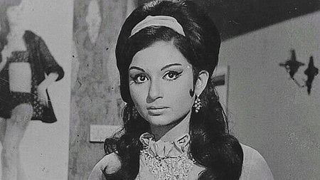 बॉलीवुड अभिनेत्री शर्मिला टैगोर की खूबसूरत मुस्कान के साथ फोटो।