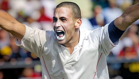 साइमन जोंस की तस्वीर, जिन्होंने 2005 रिवर्स स्विंग से इंग्लैंड को चुनौती दी। 