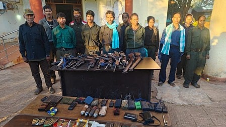 छत्तीसगढ़ में 11 नक्सली अपराधी हथियारों के साथ आत्मसमर्पण करते हुए।