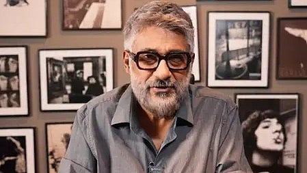 विवेक रंजन अग्निहोत्री दिखाई दे रहे है।