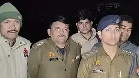 पुलिस के साथ दो अपराधी दिखाई दे रहे हैं।