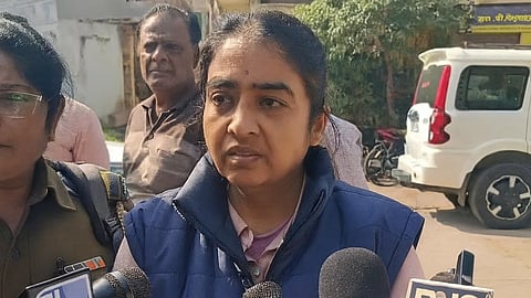 कल्पना भागवत (Kalpana Bhagwat) मीडिया को साक्षात्कार दे रही है