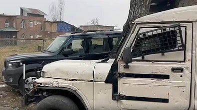 अनंतनाग, जम्मू-कश्मीर में दिल्ली कार ब्लास्ट केस के संदर्भ में दो कारें खड़ी दिखाई दे रही हैं।