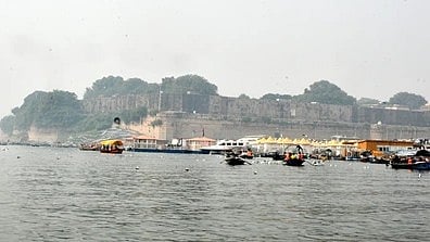 गंगा नदी का सुंदर नज़ारा, माघ मेला-2026 के लिए तैयार आयोजन स्थल के पास|