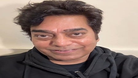 आशुतोष राणा का 'वन टू चा चा चा' में कॉमेडी रोल करते हुए दृश्य|