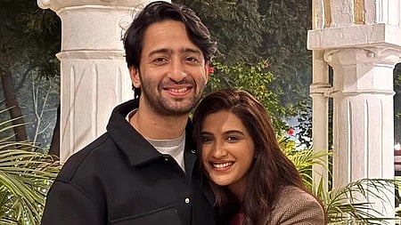 अभिनेता और एक अभिनेत्री का साथ खड़े होकर पोज देते हुए दृश्य|