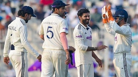 टीम इंडिया के खिलाड़ी मैदान में प्रदर्शन करते हुए।