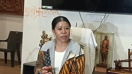 बस्तर ओलंपिक 2025 के आयोजन में मैरी कॉम और आदिवासी युवा उपस्थित हैं।