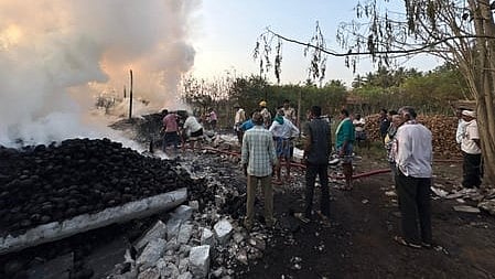  मांड्या के के नारियल गोदाम में अचानक आग की चपेट में आ गया। 