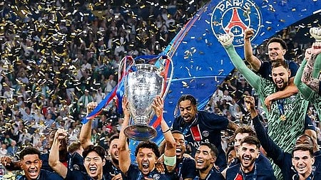 पीएसजी के खिलाड़ी खुश होकर चैंपियंस लीग ट्रॉफी के साथ जश्न मनाते हुए|