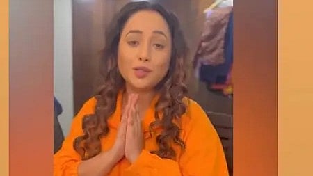 रानी चटर्जी हाथ जोड़कर दर्शकों को प्रणाम करती हुईं|