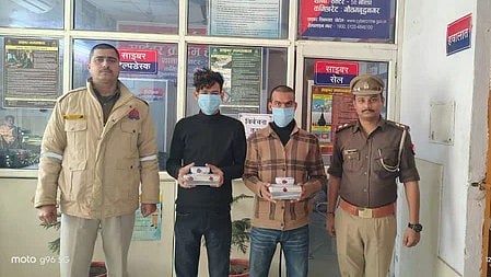 नोएडा पुलिस और नारकोटिक्स टीम दो आरोपी तस्करों के साथ|