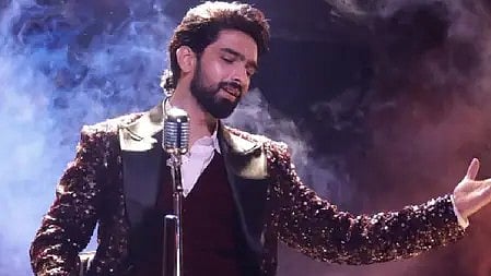 बिग बॉस 19 के फाइनलिस्ट अमाल मलिक कैमरे के सामने पोज देते हुए नजर आ रहे हैं।