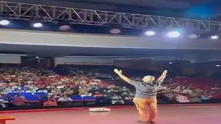 स्टेज पर खड़े बॉलीवुड अभिनेता अनुपम खेर दर्शकों को अपने स्टेज प्ले 'कुछ भी हो सकता है' के दौरान मोहित करते हुए।