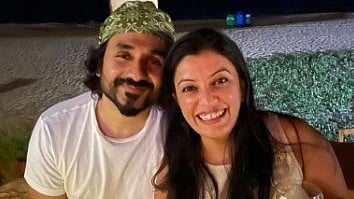 तस्वीर में अभिनेता वीर दास अपनी पत्नी शिवानी माथुर के साथ दिखाई दे रहे हैं।