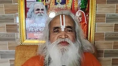 तस्वीर में डॉ. रामविलास दास वेदांती संत नजर आ रहे|