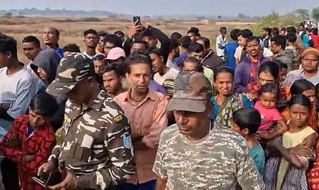  एक महिला चौकीदार की बीच सड़क गला रेतकर हत्या कर दी।