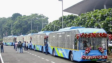 दिल्ली सरकार सतत सार्वजनिक परिवहन और पड़ोसी राज्यों के साथ बेहतर कनेक्टिविटी बढ़ा रही है।