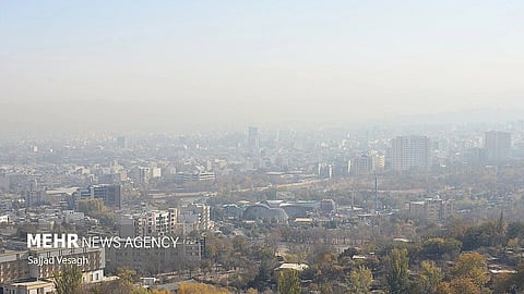 वायु प्रदूषण के चलते धुंध में लिपटी इमारतें।