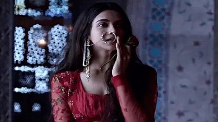 'बाजीराव मस्तानी' को 10 साल पूरे, विवादों के बावजूद फिल्म ने रिकॉर्ड तोड़े।