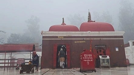 गोपालगंज के प्रसिद्ध थावे मंदिर में देर रात चोरी, माता के आभूषण लेकर फरार हुए चोर, पुलिस जांच में जुटी।