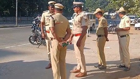 रायचूर में घटना स्थल पर तैनात 5 पुलिसकर्मी|
