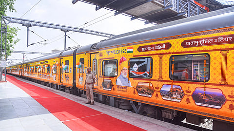 पीले रंग का भारतीय रेलवे ट्रैन कोच।