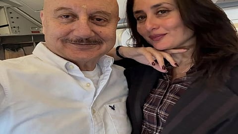 कैमरे की ओर देखते हुए अनुपम खेर और करीना कपूर। 