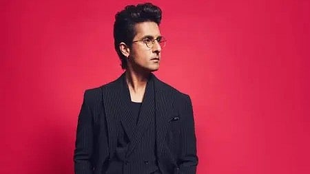 रवि दुबे टीवी स्टार के रूप में कैमरे के सामने पोज़ देते हुए|