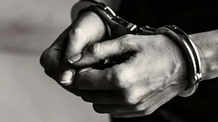 देवरिया मामले में गिरफ्तार आरोपी के हाथकड़ी में बंद हाथों का दृश्य|