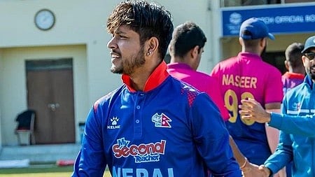 नेपाल की टीम के टी20 वर्ल्ड कप के खिलाड़ी अभ्यास के दौरान मैदान में नजर आ रहे हैं।