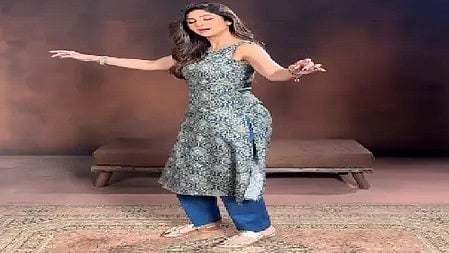 नीले सूट में शिल्पा शेट्टी गाने पर डांस करते हुए नजर आ रही हैं।  