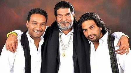 इस तस्वीर में तीन लोग एक साथ खड़े हैं|