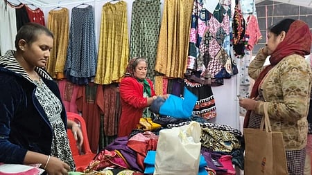 सरस मेले में फूल और अन्य सामान खरीदते लोग|