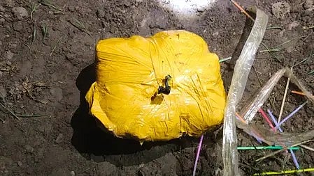 ड्रोन से बरामद किए गए ड्रग्स का दृश्य|