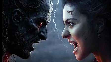 हॉरर फिल्म का दृश्य जिसमें एक दानव और कलाकार नजर आ रही हैं।