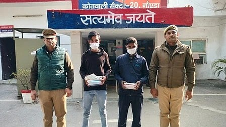 तस्वीर में पुलिस और आरोपी नजर आ रहे हैं।