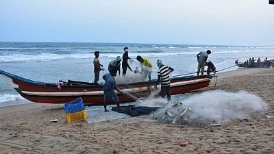 समुद्र में नाव नजर आ रही है|