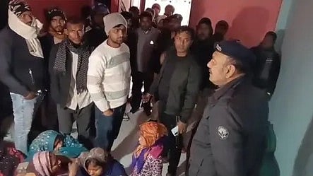 हत्या की घटना के बाद घटनास्थल पर इकट्ठा लोग|